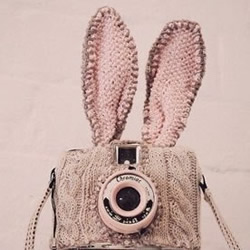 毛线织出来的长耳朵兔子相机包