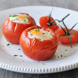早餐新吃法:鸡蛋打到番茄里 再用烤箱烤起来吃